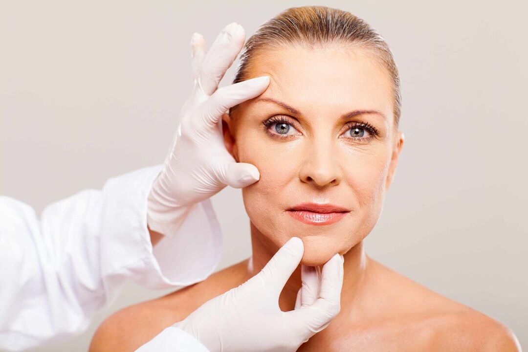 La cosmetóloga seleccionará el método apropiado de rejuvenecimiento de la piel del rostro. 