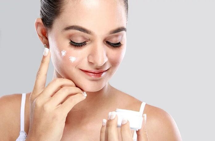 Antes de usar el masajeador, aplica la crema en tu rostro. 