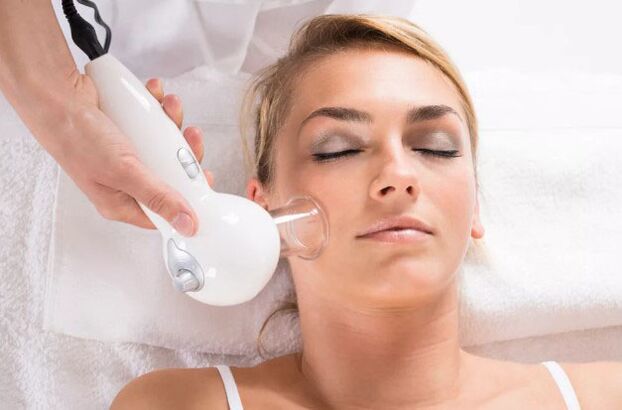 El procedimiento de masaje al vacío ayudará a limpiar la piel del rostro y suavizar las arrugas. 