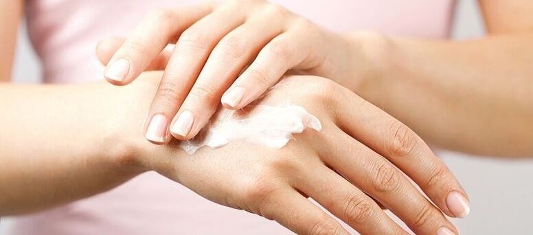 aplicar la crema sobre la piel de las manos